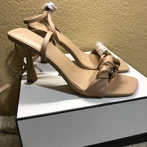 🌟🌟Tan Heels with Knotted Fabric and Metallic Accents, Open Edit - Size (11)🌟🌟
